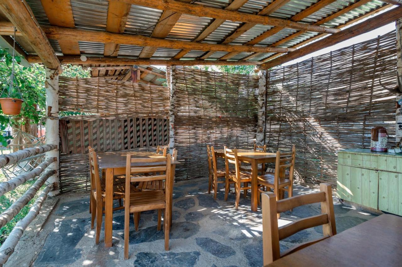 Guest House Old Omalo Bagian luar foto