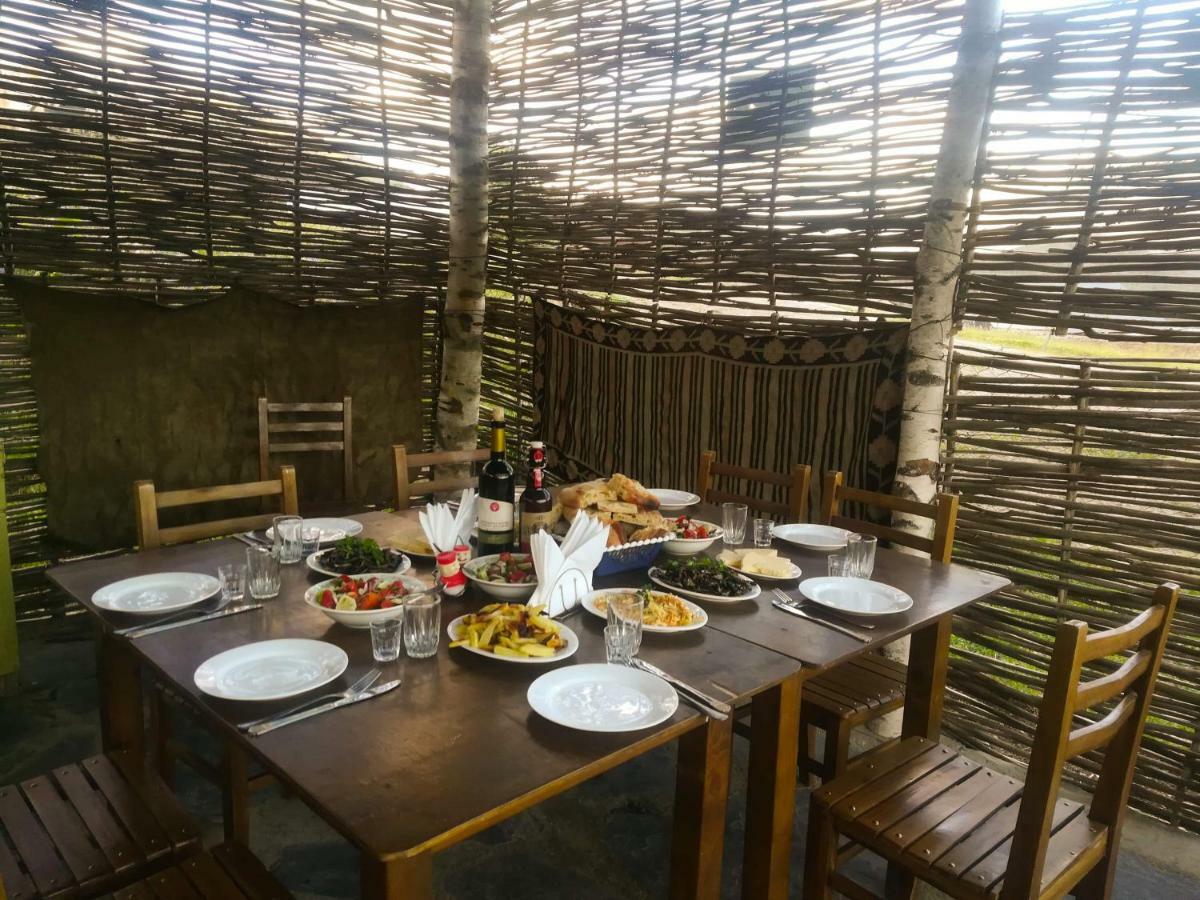 Guest House Old Omalo Bagian luar foto