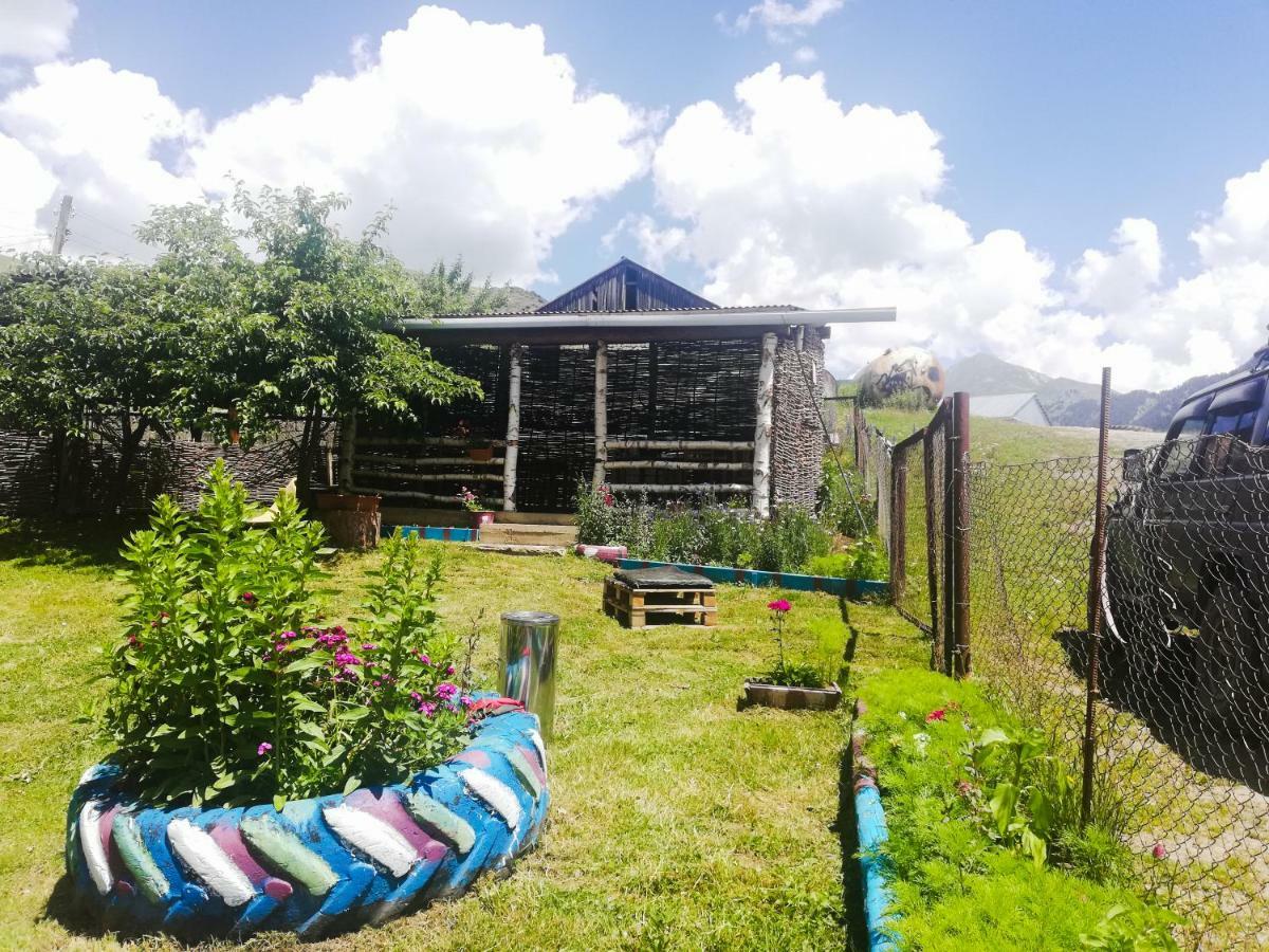 Guest House Old Omalo Bagian luar foto