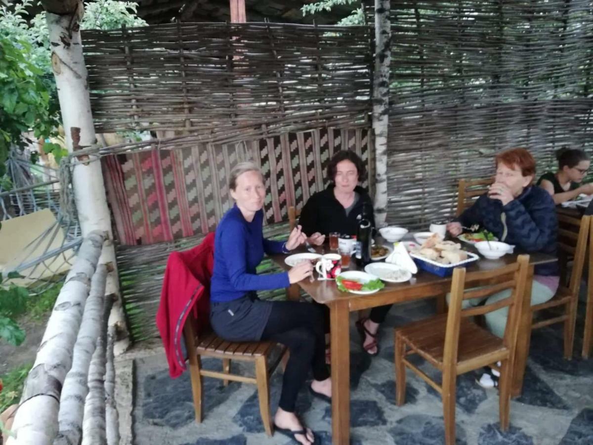 Guest House Old Omalo Bagian luar foto